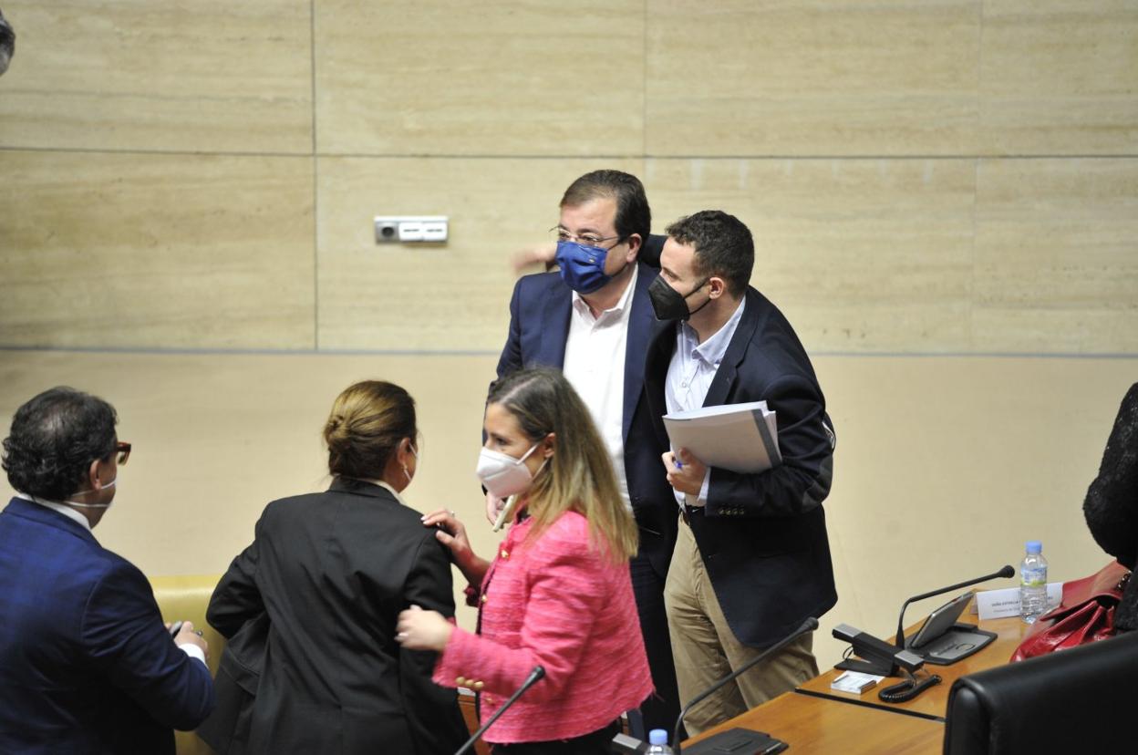 Fernández Vara es felicitado en la Asamblea tras la aprobación del presupuesto para 2022. 