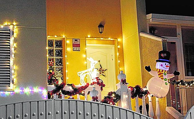 Ventanas iluminadas y decoración en una fachada. 