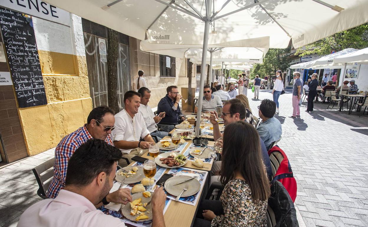 Comida de grupo el pasado septiembre en una terraza del centro de la ciudad. 