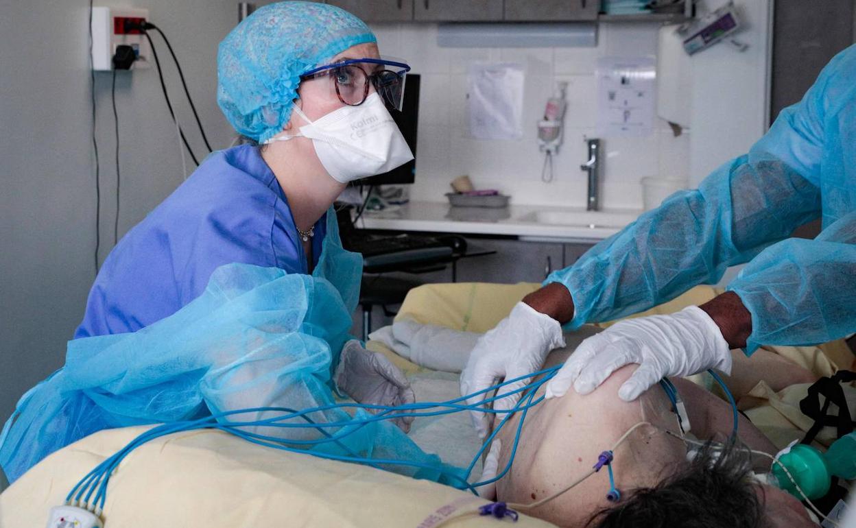Una enfermera atiende a un paciente en la UCI del hospital Antoine Beclere en Clamart (Francia).