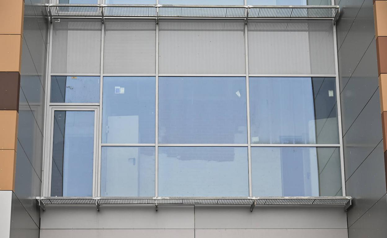 Desde el exterior se observa que las paredes de la primera planta todavía no han sido lucidas.