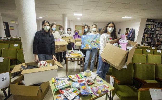 Voluntarias de la pastoral ultimando los regalos para enviarlos. 