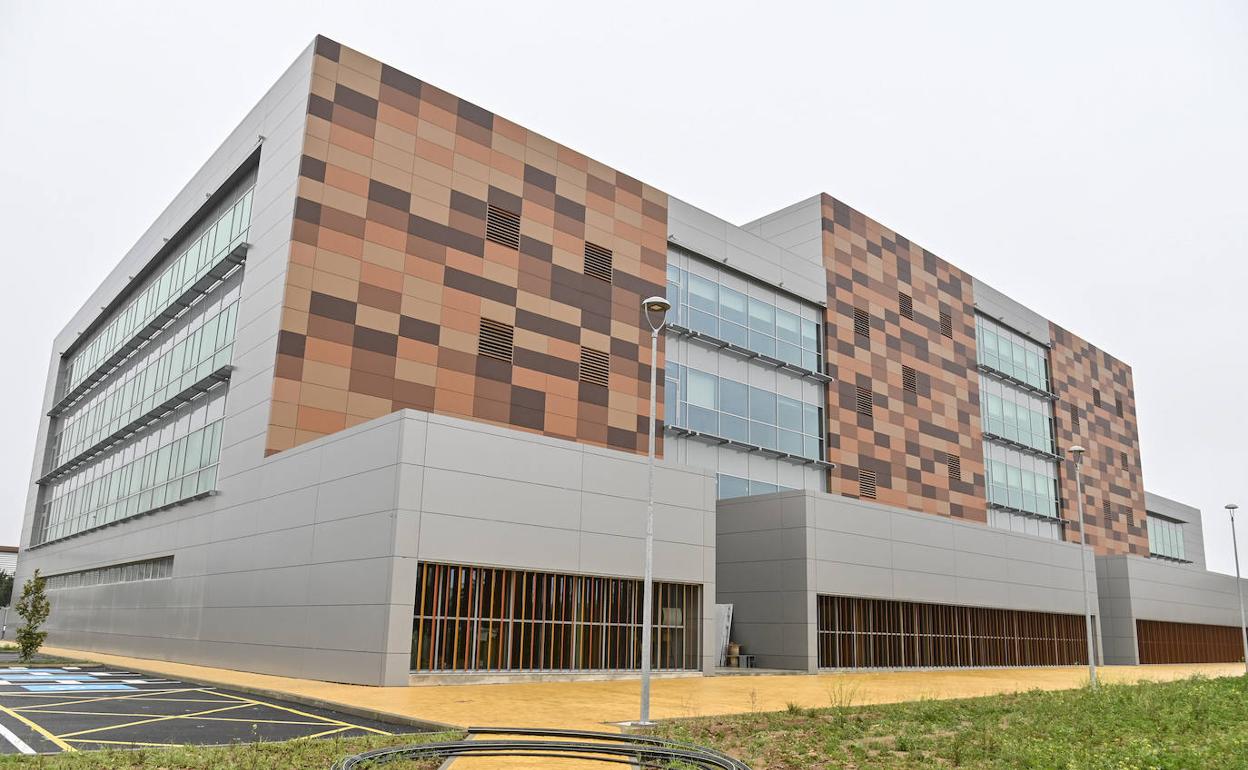 Exteriormente el edificio está concluido, pero la primera planta sigue pendiente de una obra.