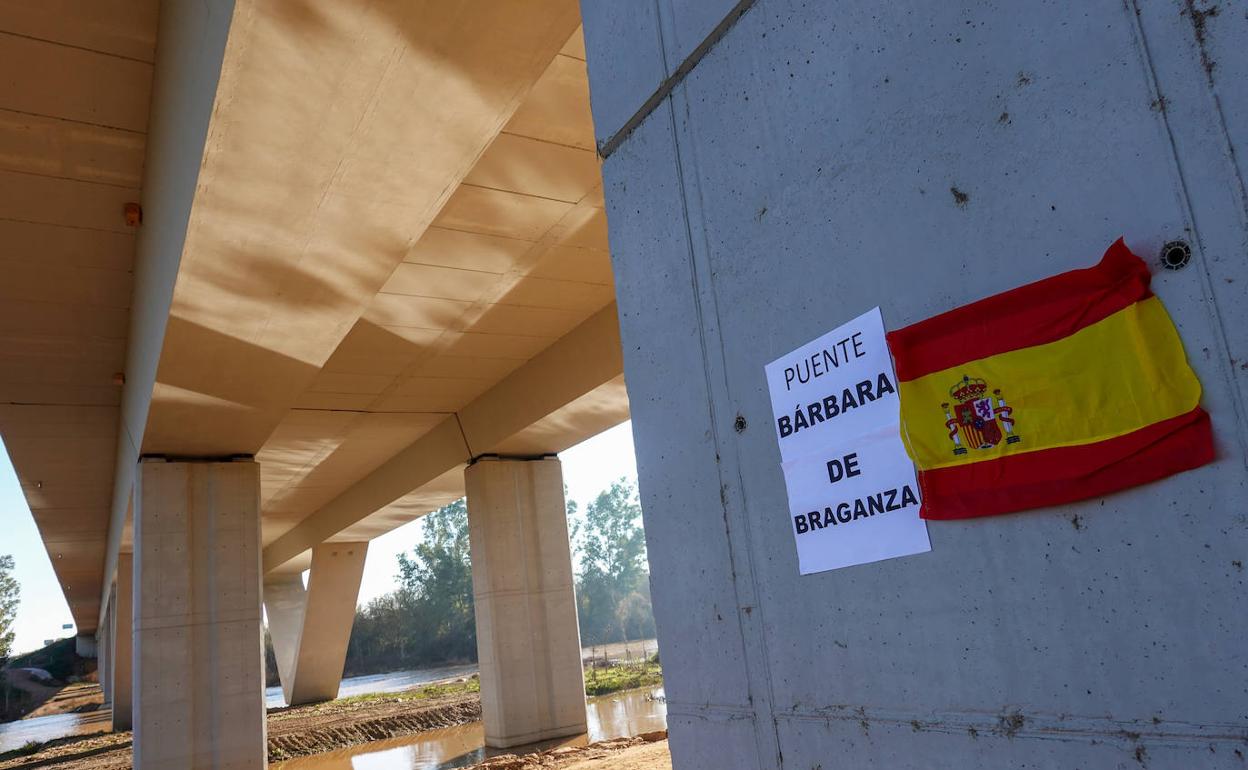 Colocan un cartel con el nombre de 'Bárbara de Braganza' en uno de los pilotes del puente. 
