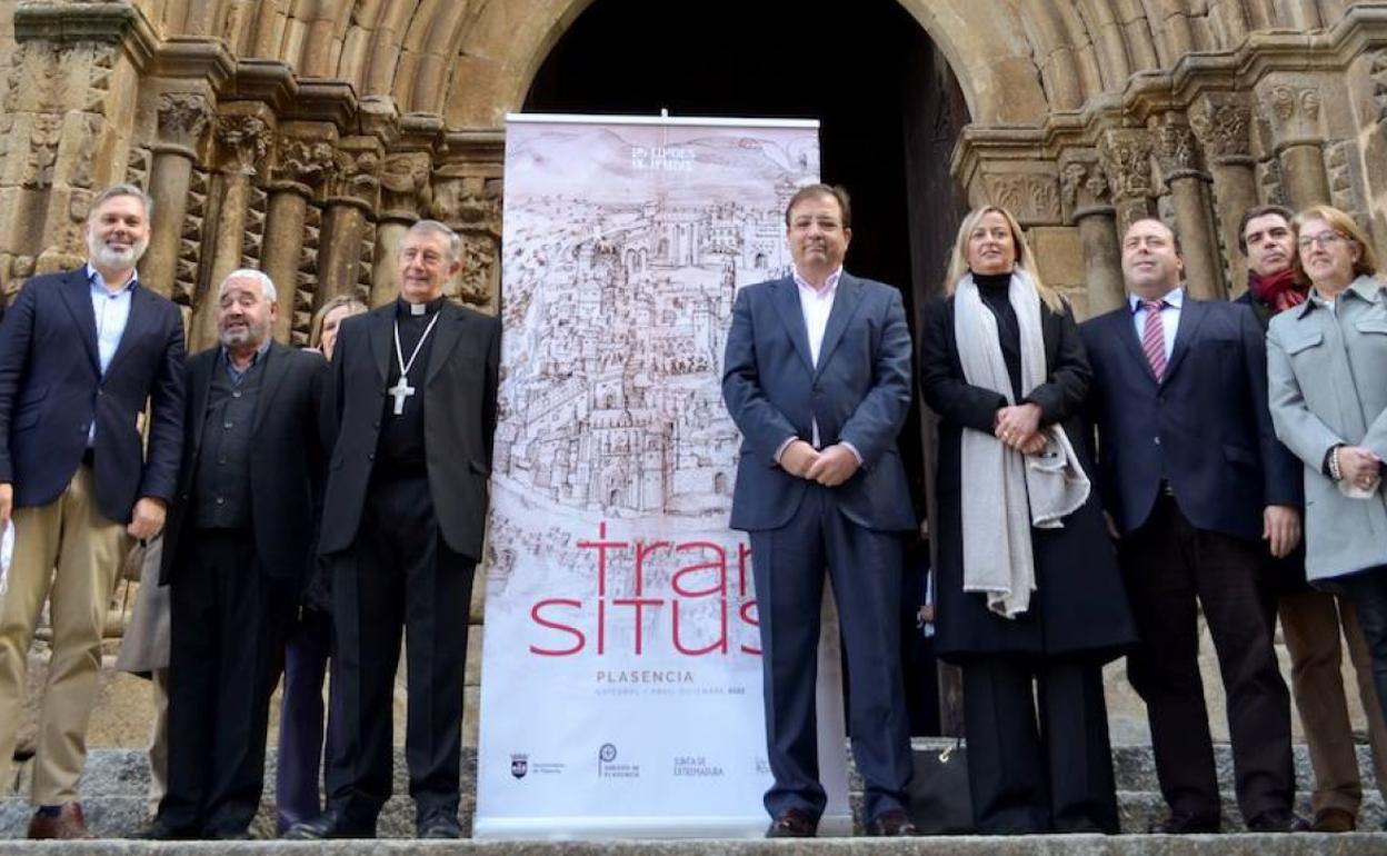 Autoridades locales y regionales durante la presentación del cartel de 'Las edades del hombre', el mes pasado.
