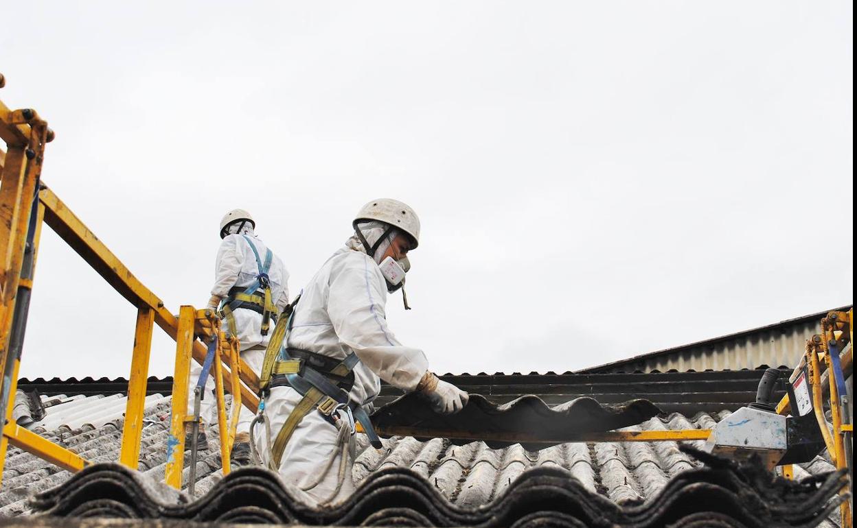 Trabajos de retirada de fibrocemento por una empresa especializada. 