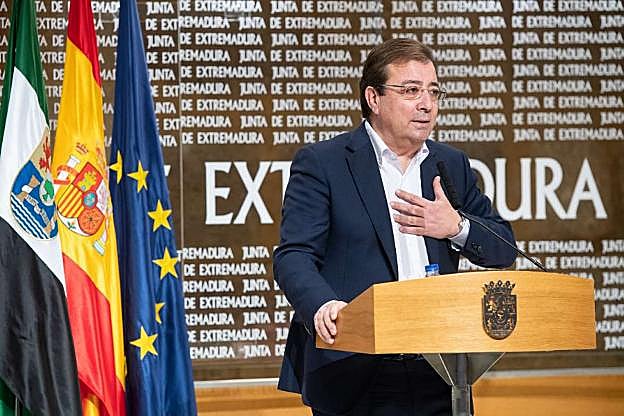 Fernández Vara durante la rueda de prensa de ayer. 