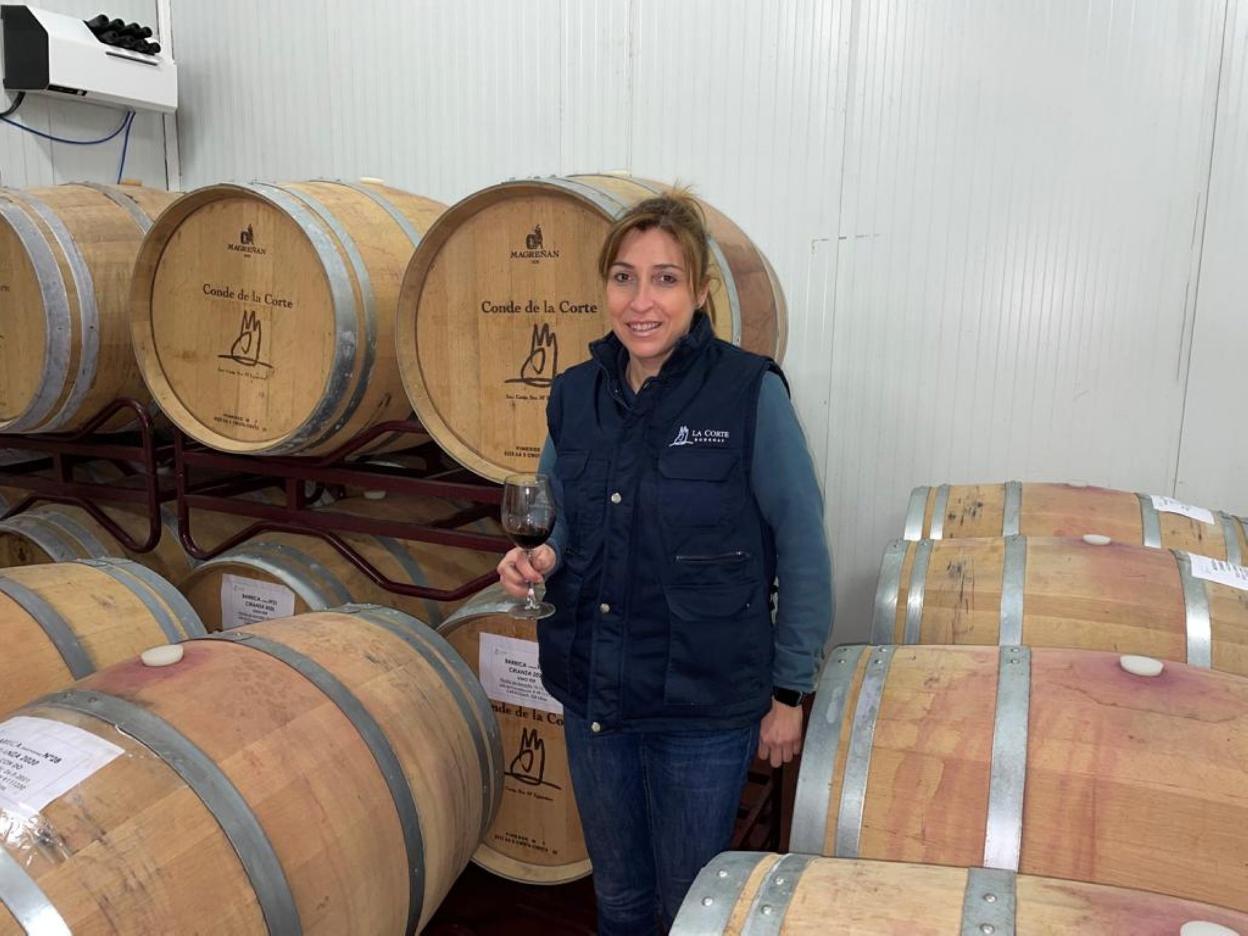 Guadalupe Méndez Pérez junto a unas barricas de su bodega. 