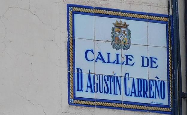 Placa dedicada a Agustín Carreño, próxima a la Cruz de los Caídos. 