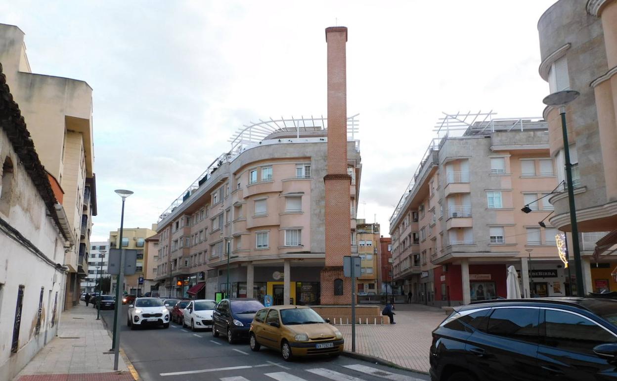 Calle muy transitada. Se encuentra en el entorno de la plaza de la Chimenea.