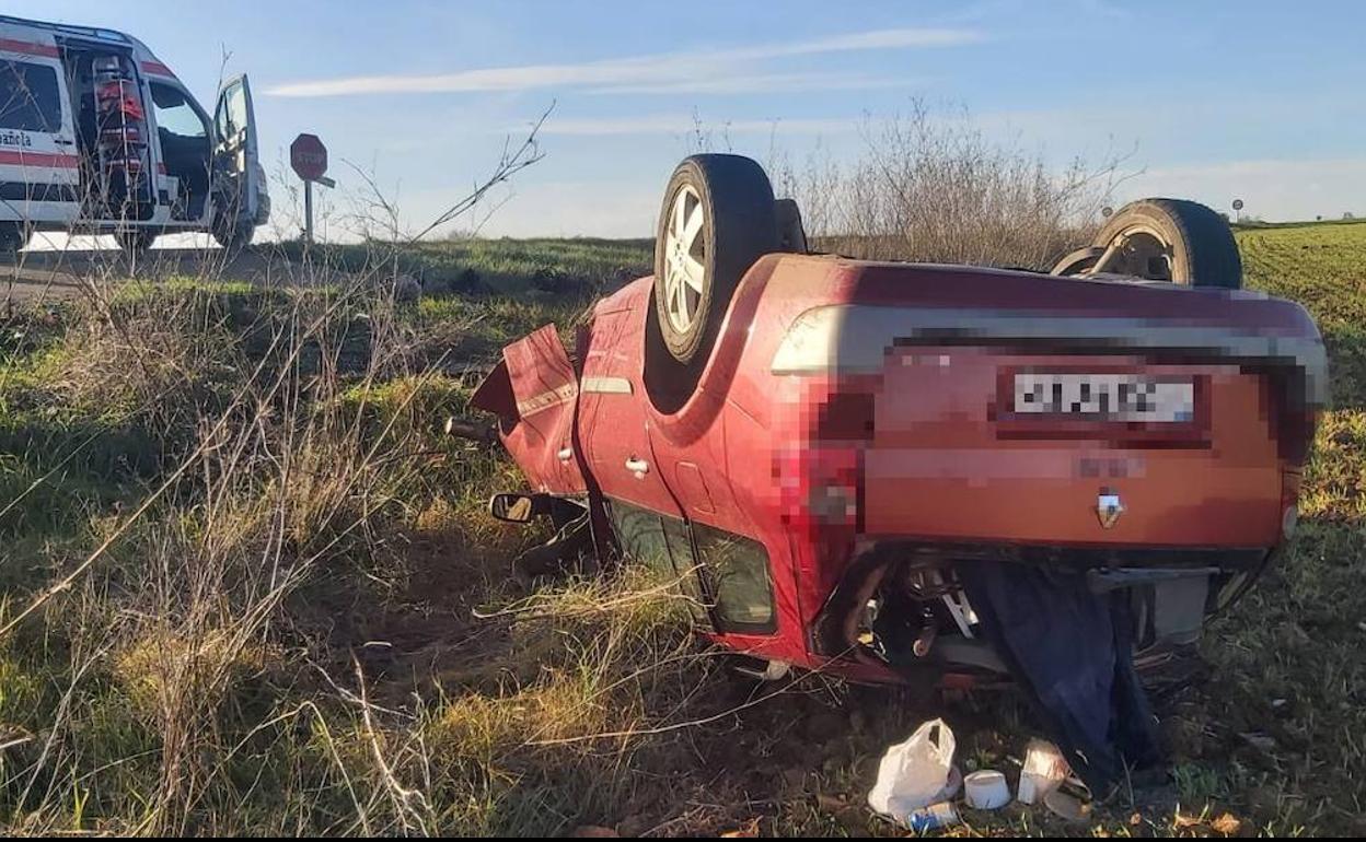 Herido leve un hombre de 66 años en un vuelco cerca de Montijo