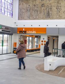 Imagen secundaria 2 - Aspecto del interior de la renovada estación de Cáceres, con el logotipo de la marca comercial. A la derecha, una viajera se dirige al exterior, donde se ha habilitado una nueva plaza que conecta con el tejido urbano.