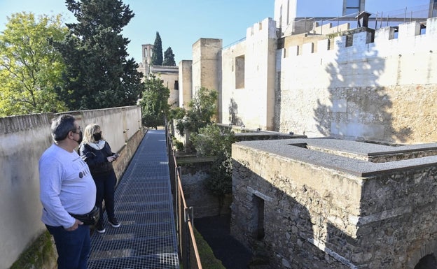 Dos turistas perdidos porque el acceso a la Alcazaba desde La Galera estaba cerrado. J. V. ARNELAS