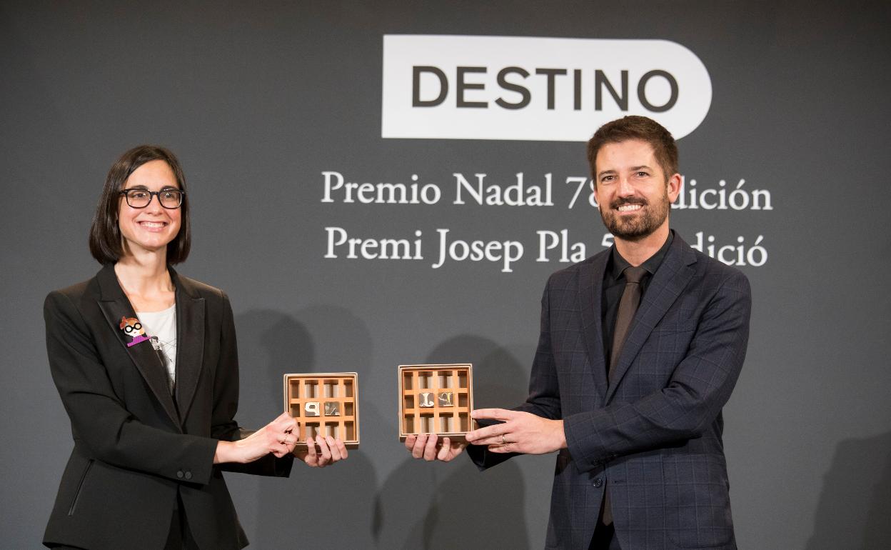 Inés Martín Rodrigo, ganadora del Premio Nadal, y Toni Cruanyes, del Pla. 