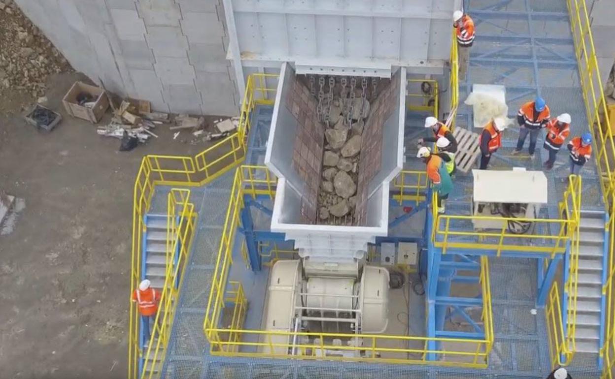 Planta de machaqueo de mineral en la mina La Parrilla, en Almoharín. 