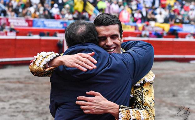 Emilio de Justo abraza a César Rincón