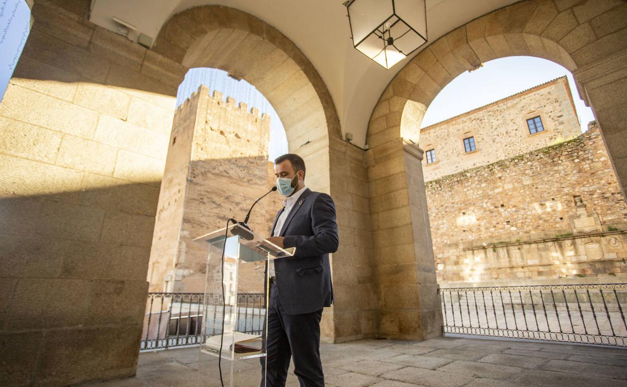 El alcalde de Cáceres, Luis Salaya, en la rueda de prensa de balance del año político, este viernes. 