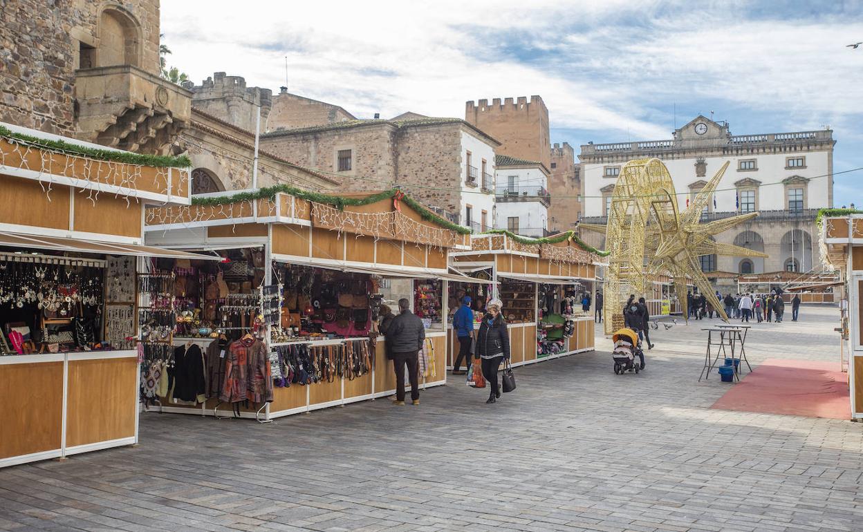 Puestos del mercado navideño de la Plaza Mayor, este sábado a mediodía. 