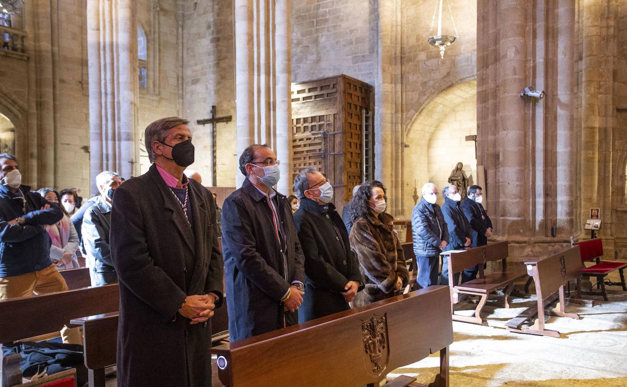 En primer plano, el mayordomo de la cofradía del Cristo Negro, Alonso Corrales, este domingo en Santa María. 