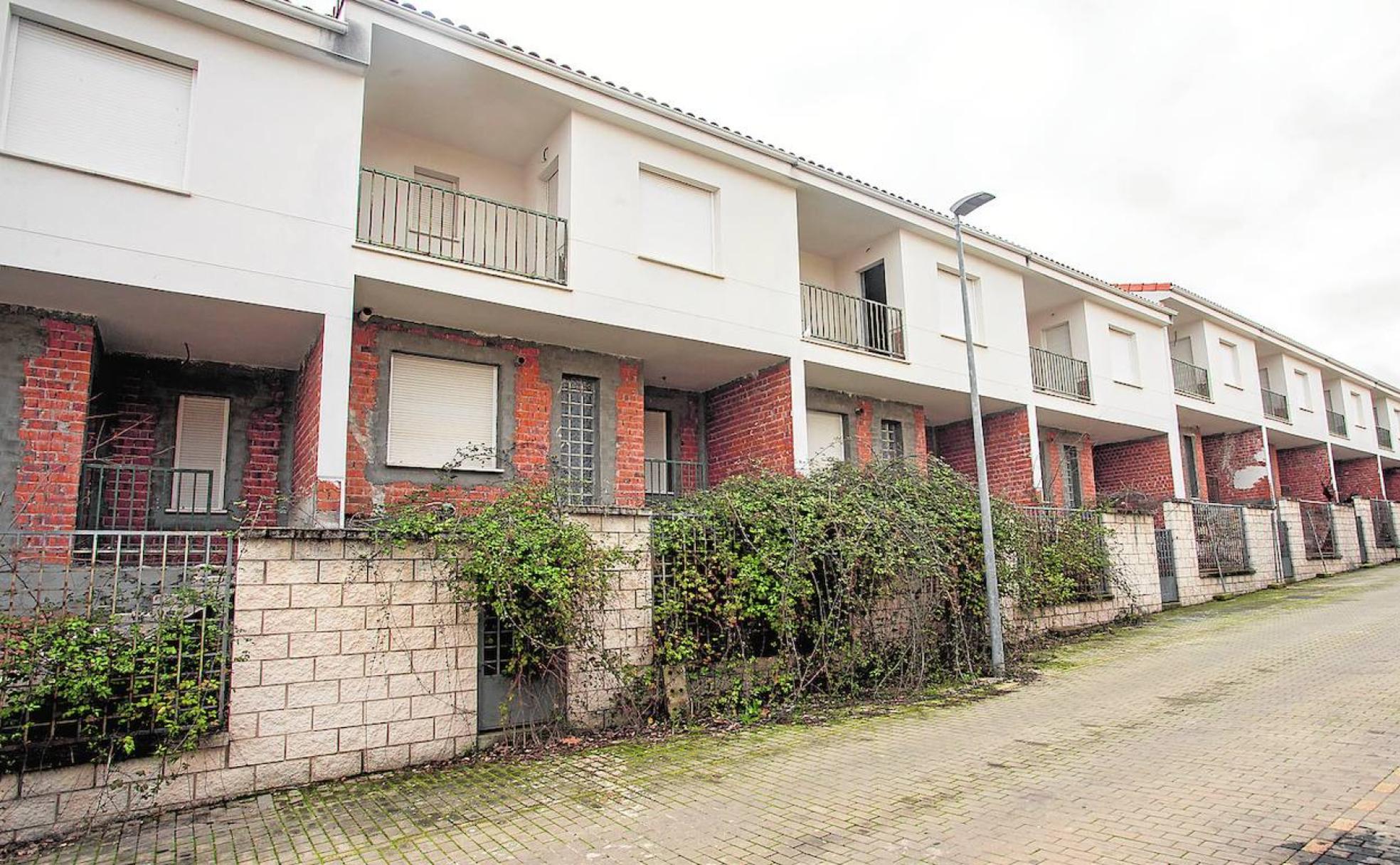 18 viviendas adosadas llevan años sin terminar en la calle Los Abedules de Cáceres El Viejo. 