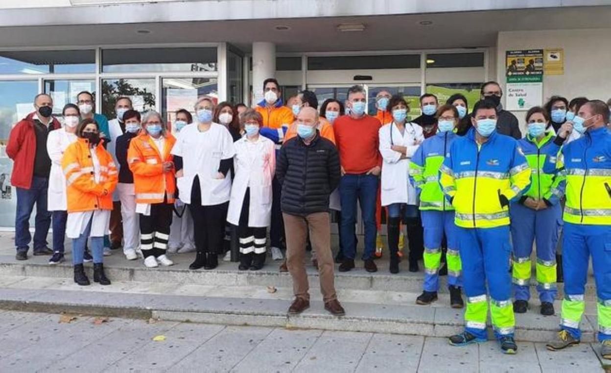 Concentración de sanitarios a las puertas del centro de salud. 
