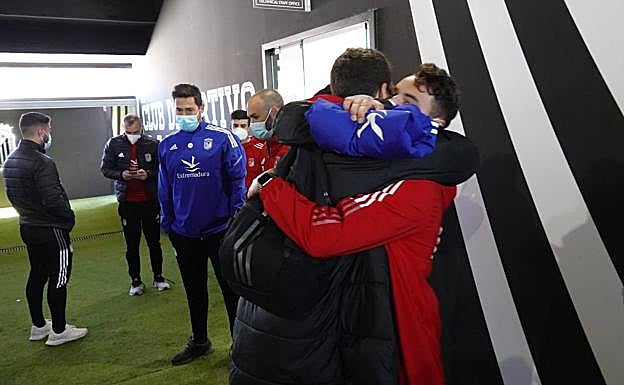 Abrazos de la plantilla tras el comunicado de Dupi. 