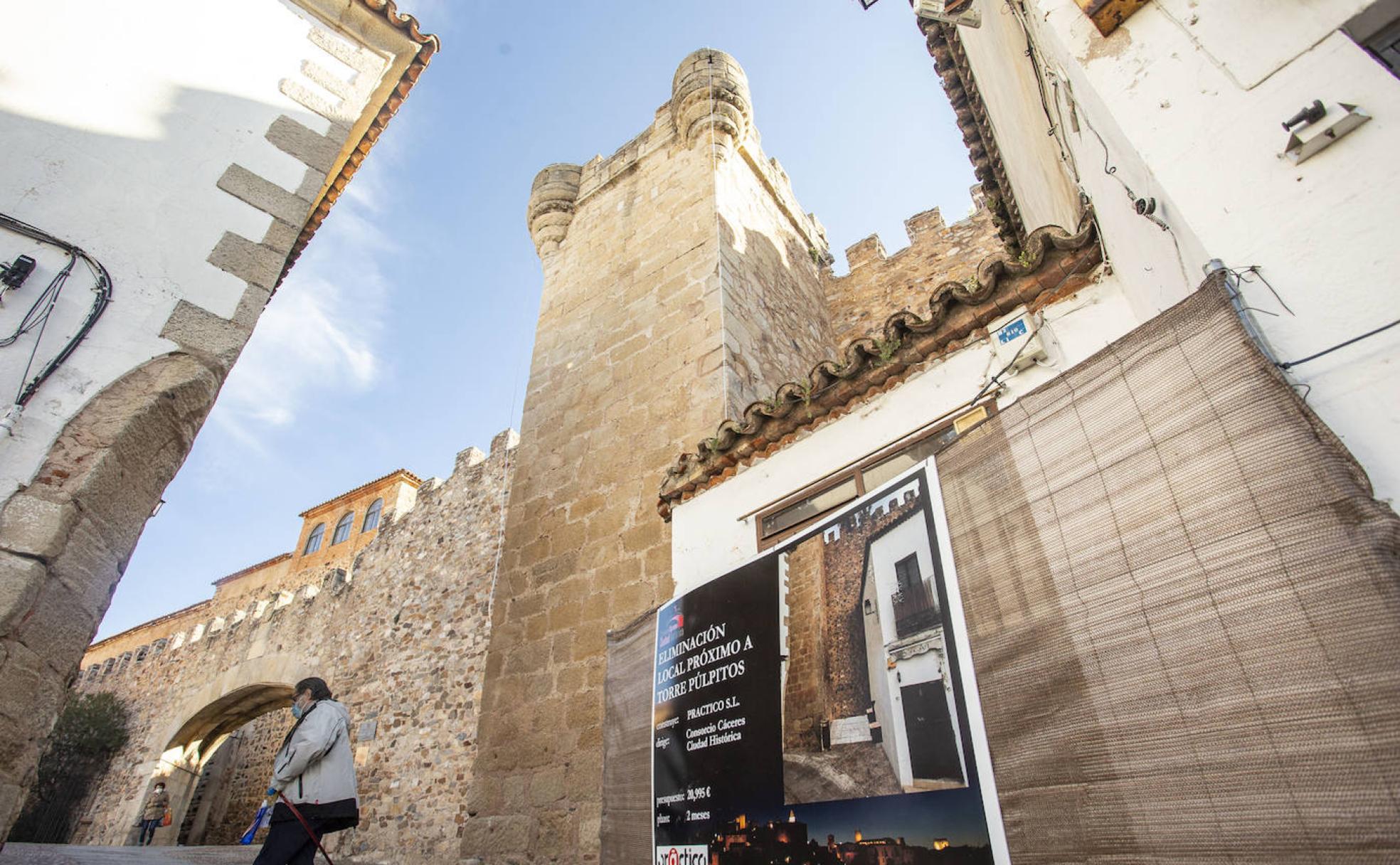 El edificio municipal ya está vallado para ser derribado previsiblemente la semana que viene. 
