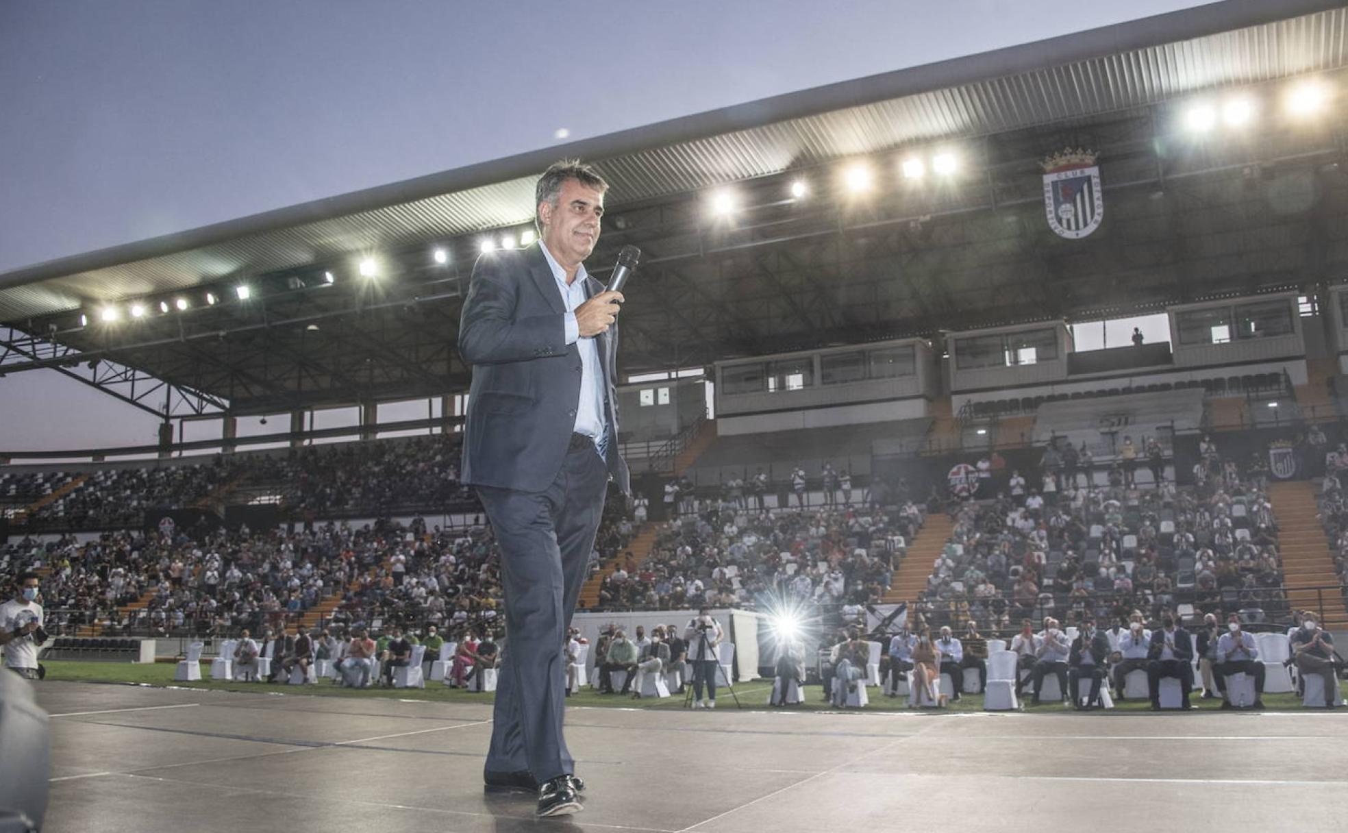 Joaquín Parra, micro en mano, en el estadio Nuevo Vivero ante la afición y las autoridades. 