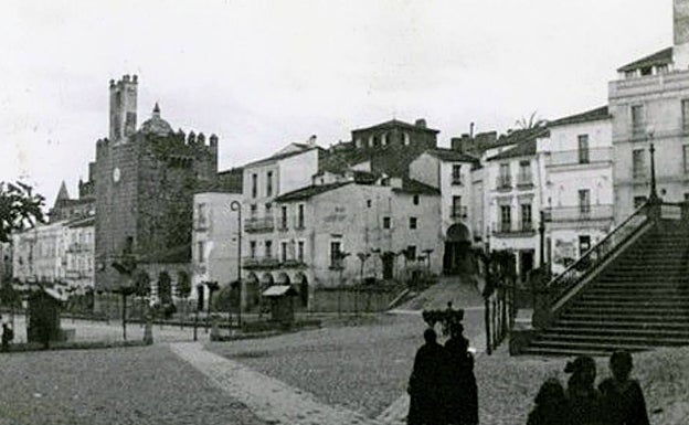 En esta foto de la Plaza se aprecian construcciones junto a la muralla ya desaparecidas, como el arco previo que lleva al Arco de la Estrella. 