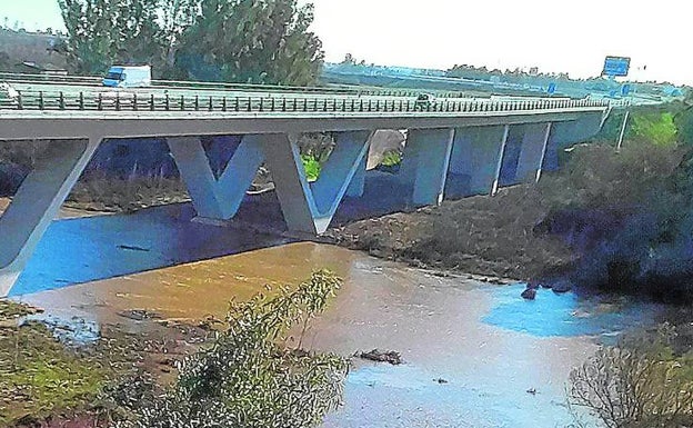 El puente 25 de abril en la Ronda Sur ayer, en su primer día abierto al tráfico. 