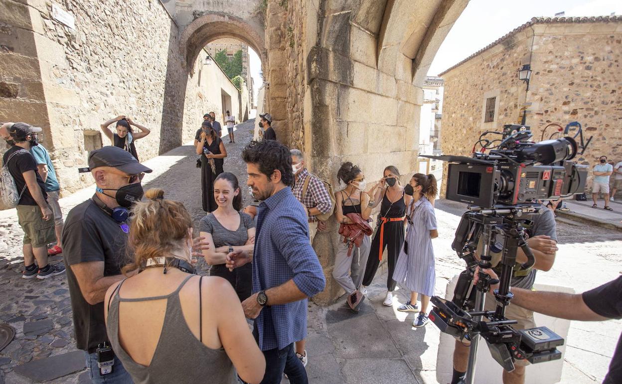 Elena Rivera y Miguel Ángel Muñoz, protagonistas de la serie, el pasado mes de julio durante la primera sesión de rodaje junto al Arco de la Estrella. 