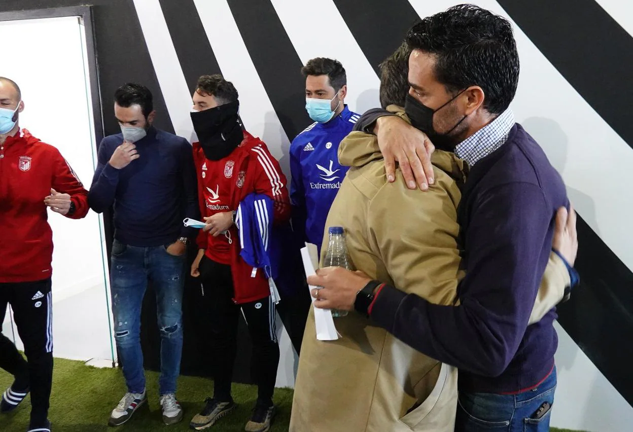 Dupi se abraza con Carlos Navarro tras el anuncio del acuerdo para la compra-venta el pasado jueves. 