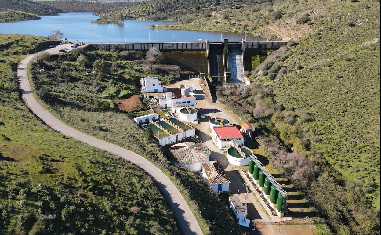 Renovada estación potabilizadora de Zafra junto al embalse de La Albuera del Castelllar, una de las últimas obras terminadas por la Junta. 