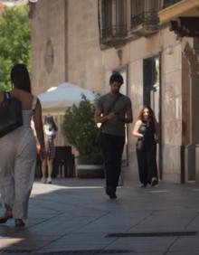 Imagen secundaria 2 - Panorámica de la Ciudad Monumental tomada desde San Marquino; comisaría de Nuevo Cáceres; y el actor Miguel Ángel Muñoz, que encarna al periodista Óscar Santos, paseando por la calle San Pedro.