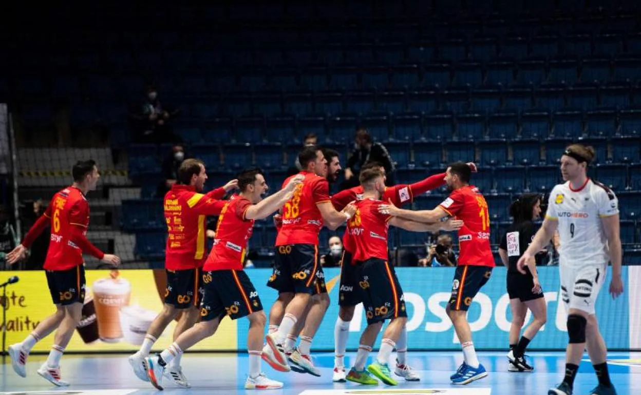 Los jugadores de la selección española celebran la victoria ante Alemania. 