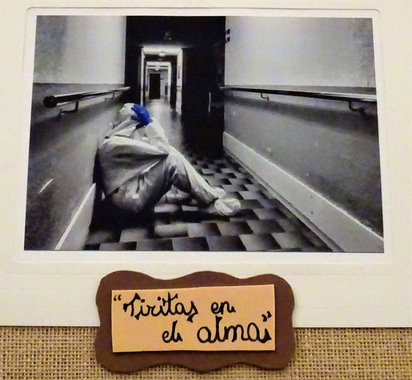 Imágenes de la exposición 'Desde mis ojos', en la que trabajadores de la Residencia Asistida muestran el dolor y la lucha contra la covid, en este centro en el que murieron 76 residentes en los seis primeros meses de la pandemia.