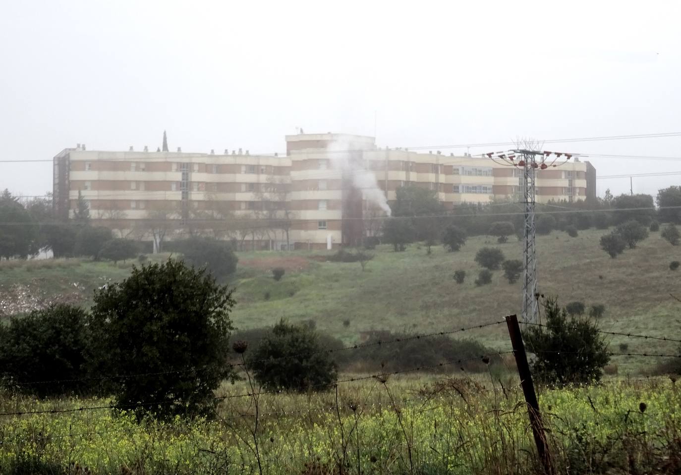 La Residencia Asistida de Mayores 'El Cuartillo' de Cáceres vista desde el Camino a Guadalupe.
