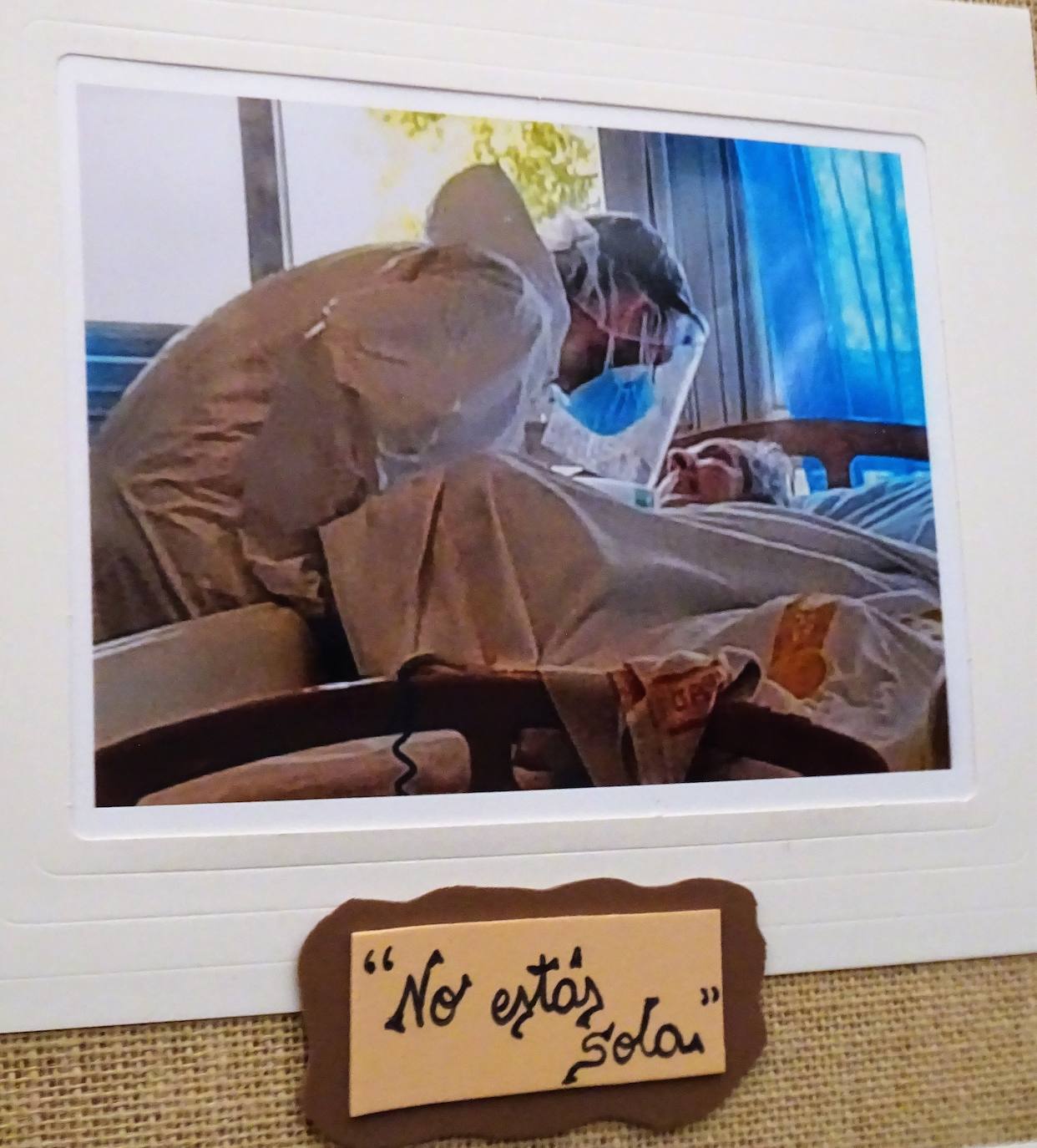 Imágenes de la exposición 'Desde mis ojos', en la que trabajadores de la Residencia Asistida muestran el dolor y la lucha contra la covid, en este centro en el que murieron 76 residentes en los seis primeros meses de la pandemia.