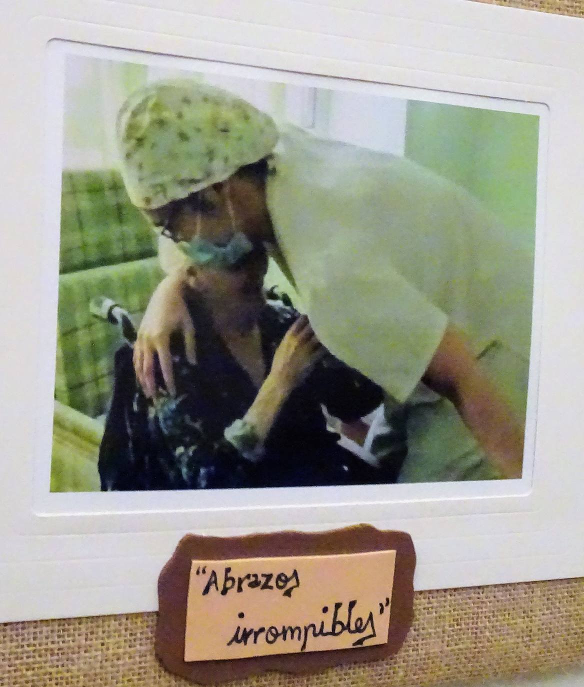 Imágenes de la exposición 'Desde mis ojos', en la que trabajadores de la Residencia Asistida muestran el dolor y la lucha contra la covid, en este centro en el que murieron 76 residentes en los seis primeros meses de la pandemia.