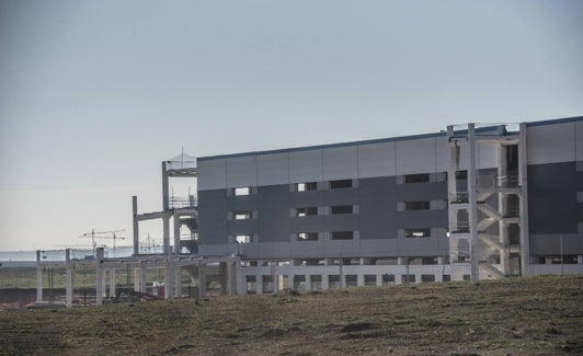 El centro logístico entra en fase de instalación de las cubiertas y fachadas. 