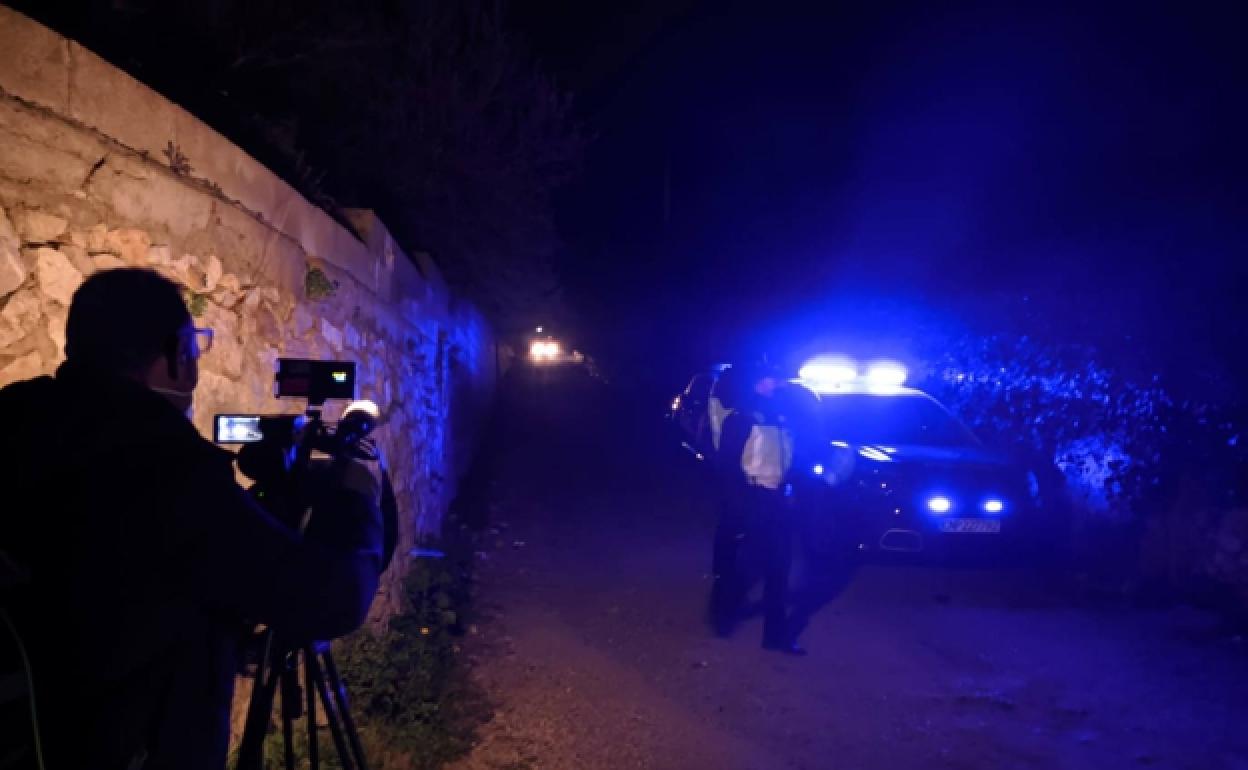 Agentes de la Policía Nacional, en el descampado de Alzira donde han aparecido restos de la víctima. 