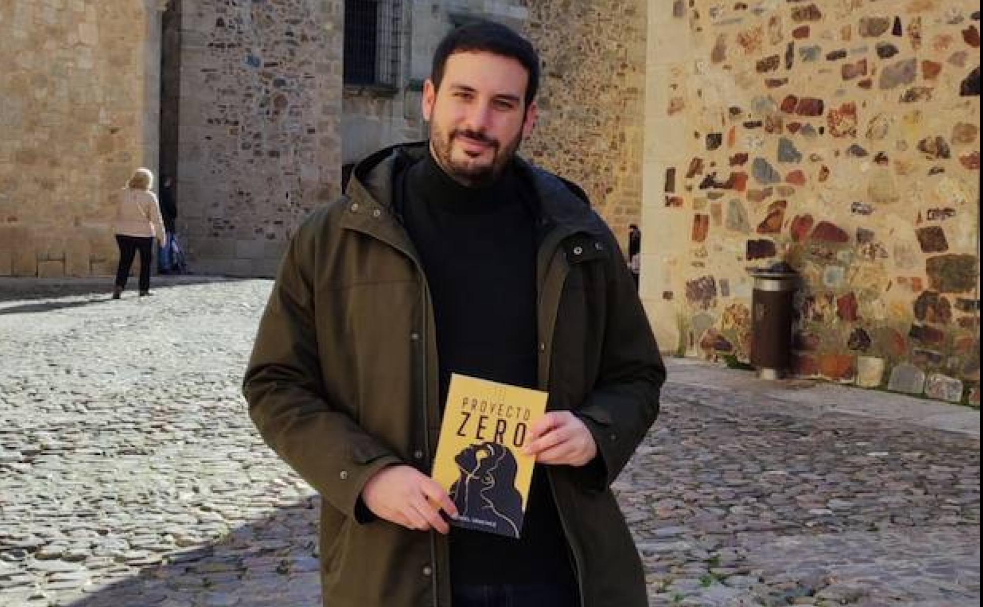 Daniel Sánchez con su primera novela en la Ciudad Monumental. 