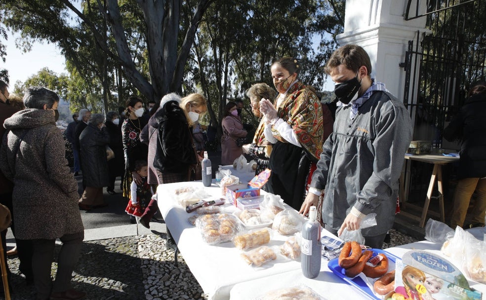 Mesa de ofrendas y venta de roscas de anís y dulces en la romería de los Santos Mártires, este domingo en Cáceres. 