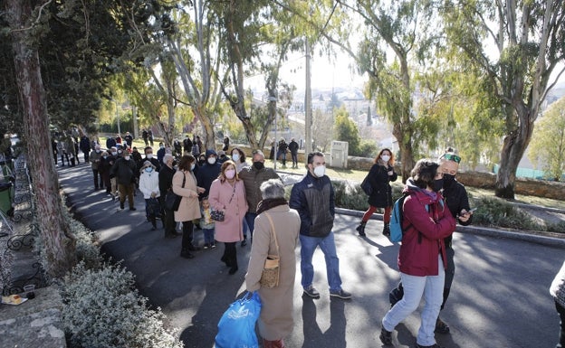 Imagen principal - Roscas y ofrendas en el Paseo Alto de Cáceres