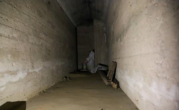 En la parte baja aún se conserva y es accesible un refugio antiaéreo de la Guerra Civil. 