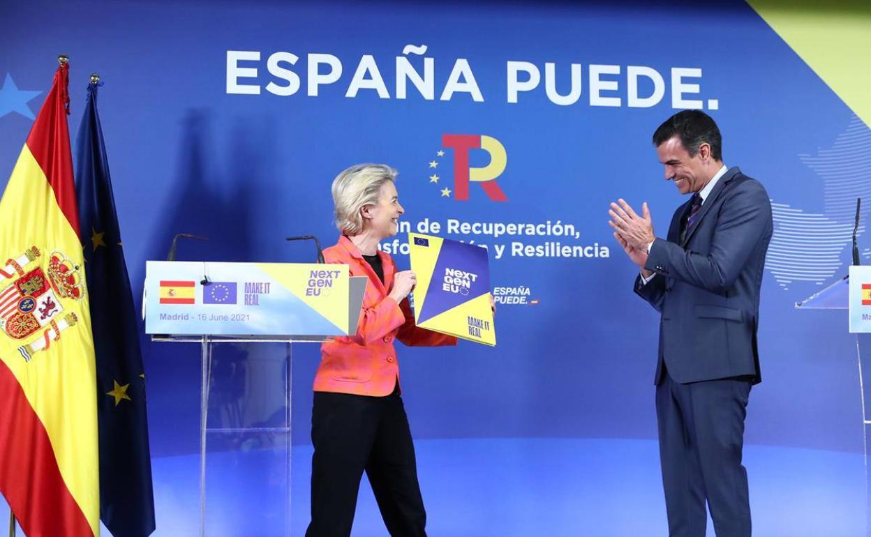 La presidenta de la CE, Ursula von der Leyen, junto al presidente del Gobierno, Pedro Sánchez