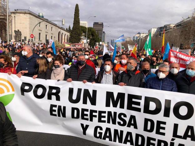 Lorenzo Ramos, presidente de UPA-UCE Extremadura, tras la pancarta que la organización portó en Madrid. 