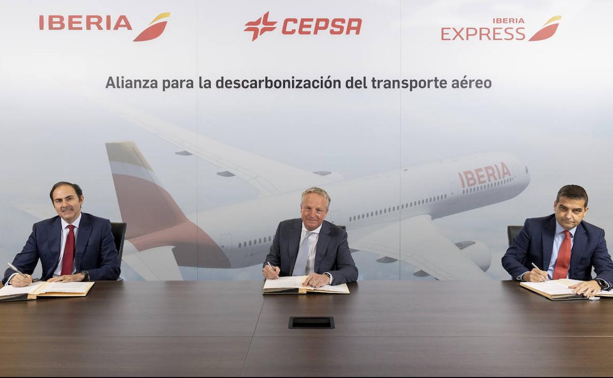 Los consejeros delegados de Iberia, Cepsa e Iberia Express, en la firma del acuerdo. 