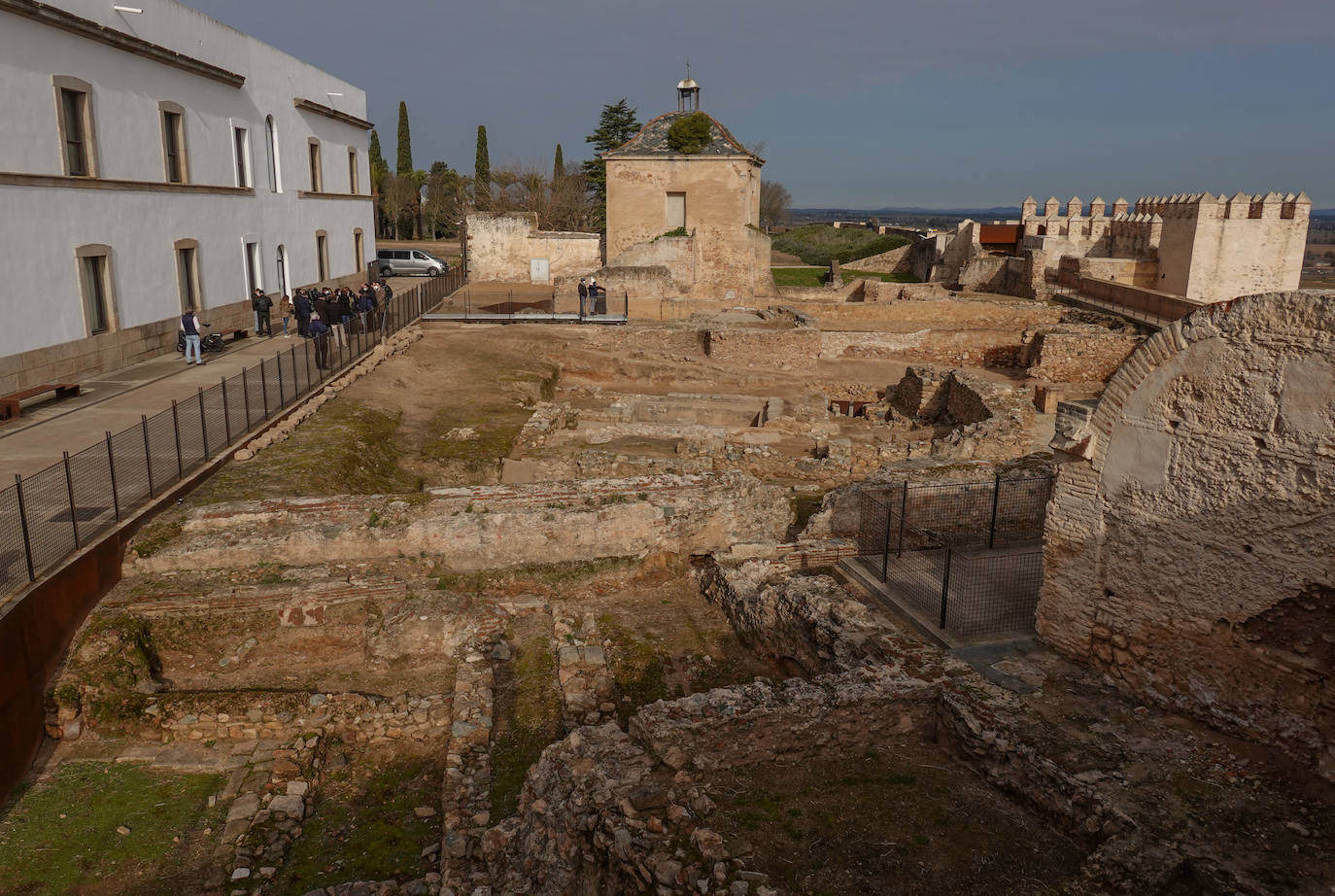 Gragera y Mejías junto a los nuevos restos del palacio Gómez de Solís
