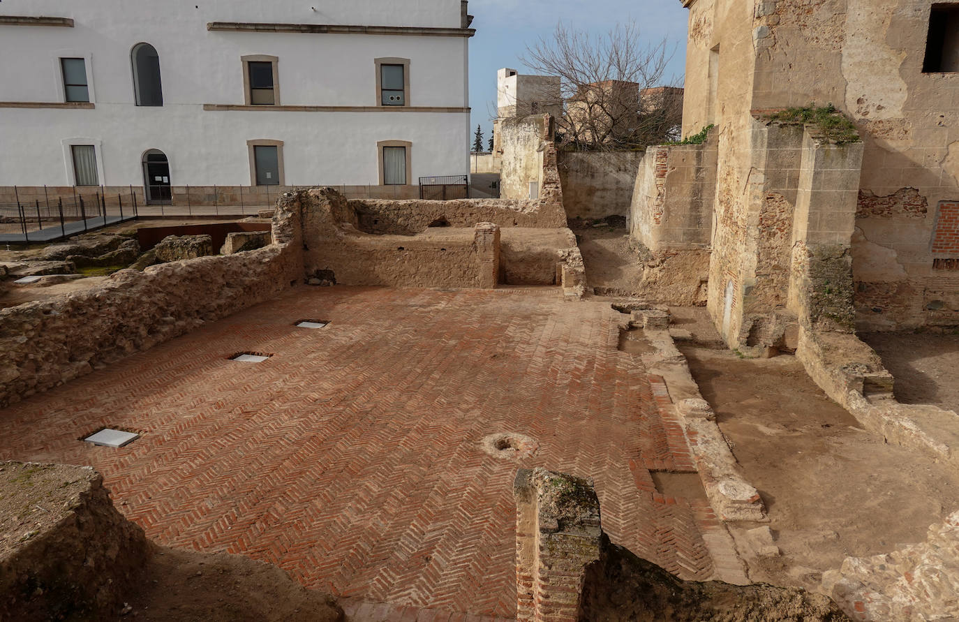 Gragera y Mejías junto a los nuevos restos del palacio Gómez de Solís